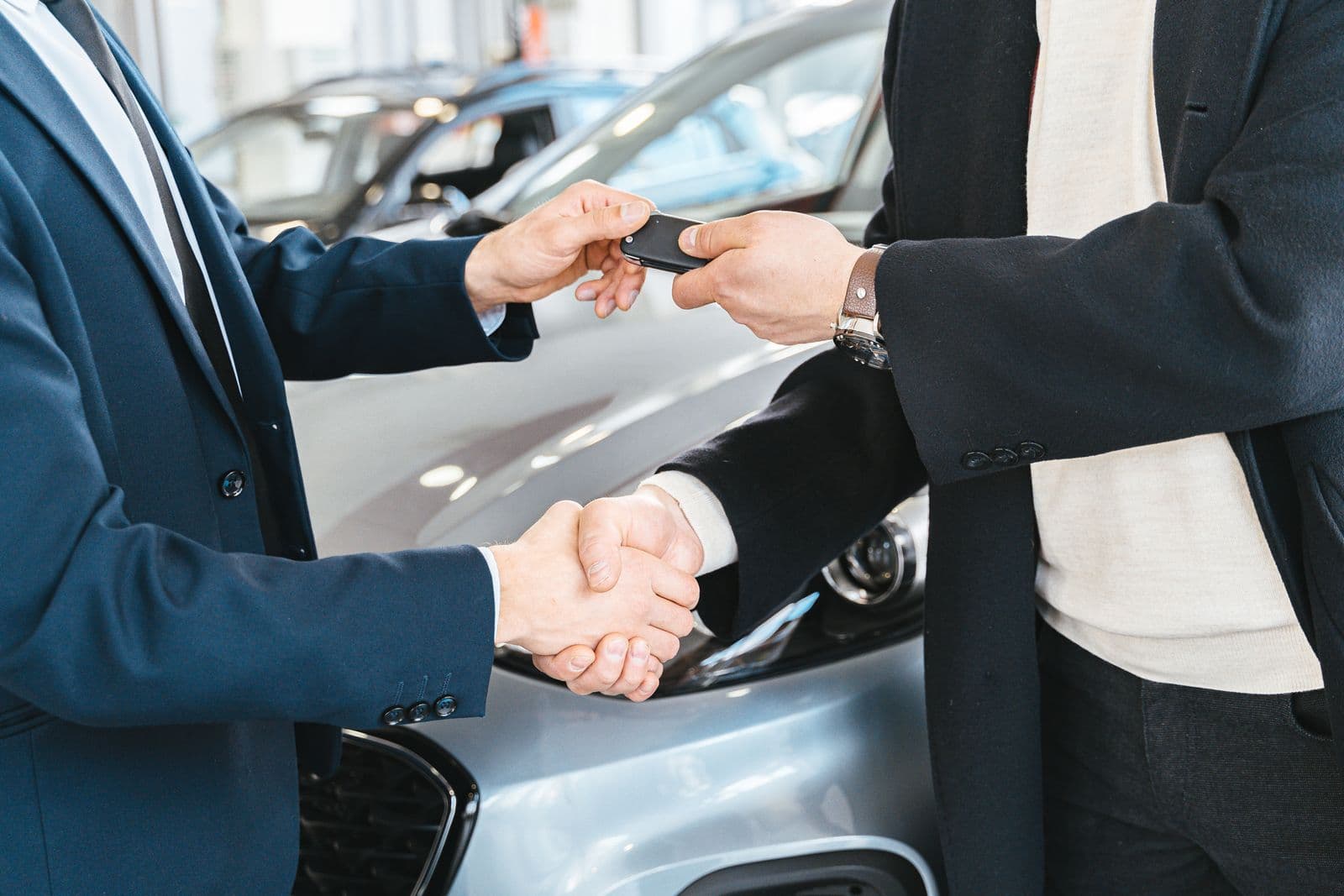 Cliente recibe las llaves de su auto tras obtener su préstamo con ArchStone